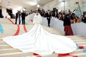 Rihanna arriva con un ritardo molto fashion al Met Gala 2023