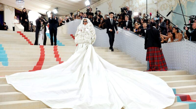 Rihanna arriva con un ritardo molto fashion al Met Gala 2023