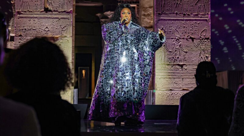 Lizzo chiude il Met Gala con una scintillante performance a sorpresa
