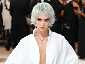 Cara Delevingne ha un iconico momento shag ispirato a Chanel al Met Gala 2023