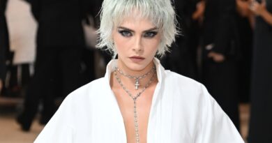 Cara Delevingne ha un iconico momento shag ispirato a Chanel al Met Gala 2023