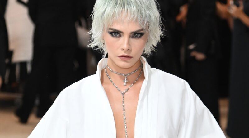 Cara Delevingne ha un iconico momento shag ispirato a Chanel al Met Gala 2023