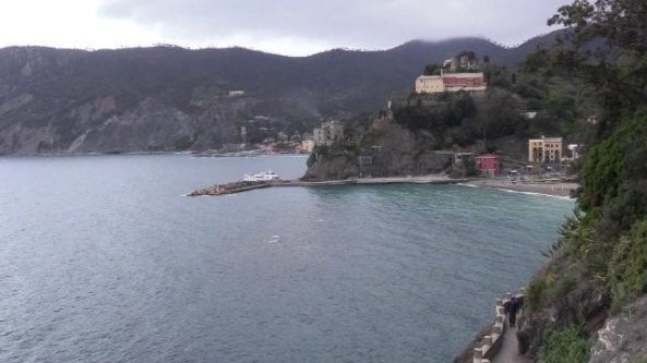 Cinque Terre, un ponte da bollino rosso: tra i sentieri affollati e il grido d’aiuto dei residenti