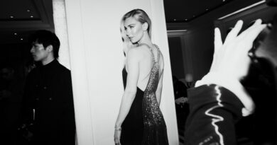 “Un vero pezzo da museo”: Vanessa Kirby ha onorato l’eredità di Lagerfeld con l’iconico abito da doccia di Chloé al Met Gala 2023