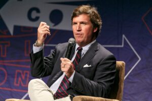 Tucker Carlson costringe ancora una volta le persone a pensare a lui che fa sesso