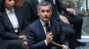 L’attacco del ministro francese Darmanin: “Il governo Meloni incapace sui migranti”