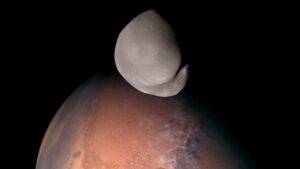 La sonda spaziale Hope rivela nuovi dettagli sulla luna di Marte, Deimos