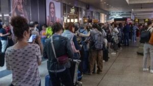 Guasto sulla linea ferroviaria tra Roma e Firenze: rallentamenti sull’Alta velocità. Ritardi fino a 6 ore. Lunghe file nelle stazioni