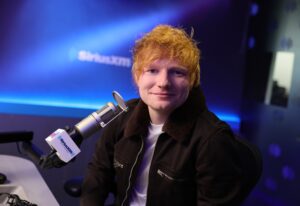 Ed Sheeran festeggia la vittoria in tribunale a New York calpestando una Volvo