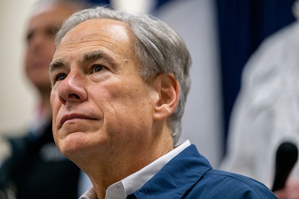 Greg Abbott dà la colpa della sparatoria nel centro commerciale del Texas alla “rabbia” e alla “salute mentale” È una distrazione