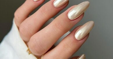 La manicure alla vaniglia e cromo è la tendenza estiva più in voga per le unghie