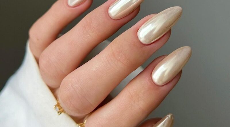 La manicure alla vaniglia e cromo è la tendenza estiva più in voga per le unghie