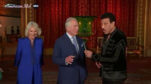 American Idol, Carlo III si confronta con una sorpresa durante un collegamento con Lionel Richie e Katy Perry