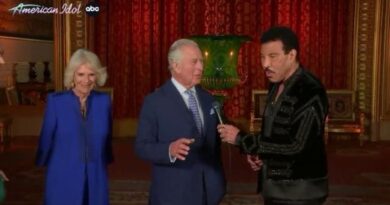 American Idol, Carlo III si confronta con una sorpresa durante un collegamento con Lionel Richie e Katy Perry