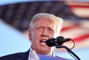 Donald Trump incalza Kaitlan Collins con bugie in una Town Hall di merda della CNN