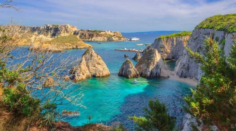 Bandiere Blu 2023: Liguria e Puglia staccano tutti, ecco gli Oscar delle spiagge italiane