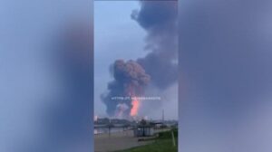 La colonna di fuoco del deposito ucraino distrutto dai russi