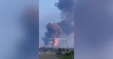 La colonna di fuoco del deposito ucraino distrutto dai russi
