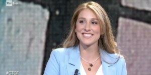 La scrittrice nota con lo pseudonimo di Erin Doom si è mostrata pubblicamente per la prima volta durante la trasmissione di Rai 3 “Che tempo che fa”
