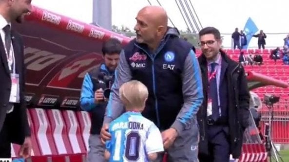 Spalletti esaudisce il sogno d’un piccolo tifoso: prima di Monza-Napoli lo porta in panchina con sé