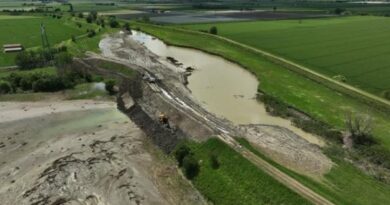 Corsa contro il tempo per rinforzare gli argini del fiume Sillaro: le immagini dal drone