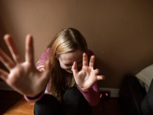 “Usciamo per parlare un po’?”. E lo straniero violenta la ragazza