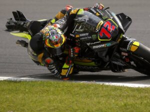 MotoGP, successo di tutto a Le Mans: trionfa Bezzecchi. Bagnaia fuori, litiga con Viñales