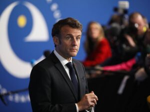 Al vertice sull’Ucraina Macron tende la mano. “Aiuto sui migranti Parlerò con Meloni”