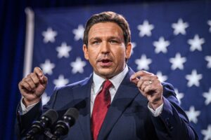 Ron DeSantis ha appena firmato 4 proposte di legge che renderanno la vita delle persone transgender un inferno