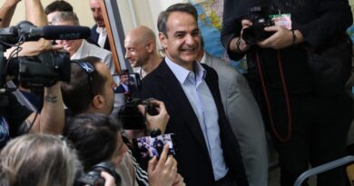 Elezioni Grecia, i conservatori al 40%. Ma Mitsotakis rinuncerà al mandato per vincere in solitaria a giugno. Male la sinistra di Tsipras