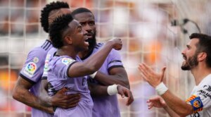 La partita di calcio fra Valencia e Real Madrid è stata interrotta per insulti razzisti a Vinícius Júnior del Real Madrid