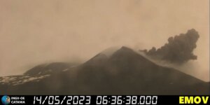 L’aeroporto di Catania resterà chiuso almeno fino a lunedì mattina per via di un’eruzione dell’Etna