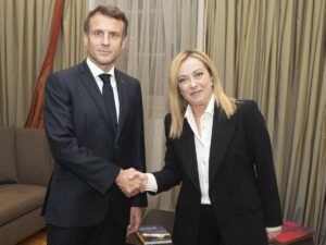 “Francia vera malata d’Europa”. Le Figaro affossa Macron ed elogia Meloni