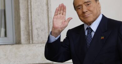 Berlusconi: “È stata dura… Ora rinnovo Forza Italia”