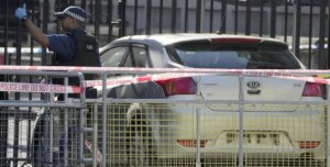 Il video dell’auto che è finita contro i cancelli di Downing Street, a Londra