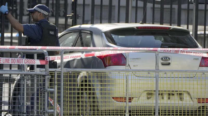 Il video dell’auto che è finita contro i cancelli di Downing Street, a Londra