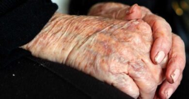 “Anziana di 100 anni si rompe il femore e per due le viene ingessata la gamba sbagliata”