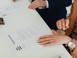Lista invitati e torta, ecco la festa di divorzio: il singolare episodio a L’Aquila