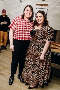 Beanie Feldstein si sposa e va in campeggio