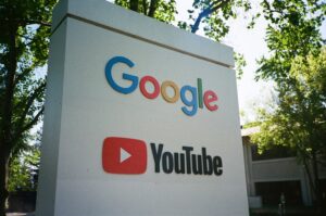 YouTube revoca il divieto di negare le elezioni del 2020, mentre la corsa per il 2024 si fa sempre più serrata