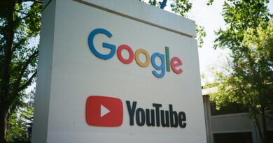 YouTube revoca il divieto di negare le elezioni del 2020, mentre la corsa per il 2024 si fa sempre più serrata