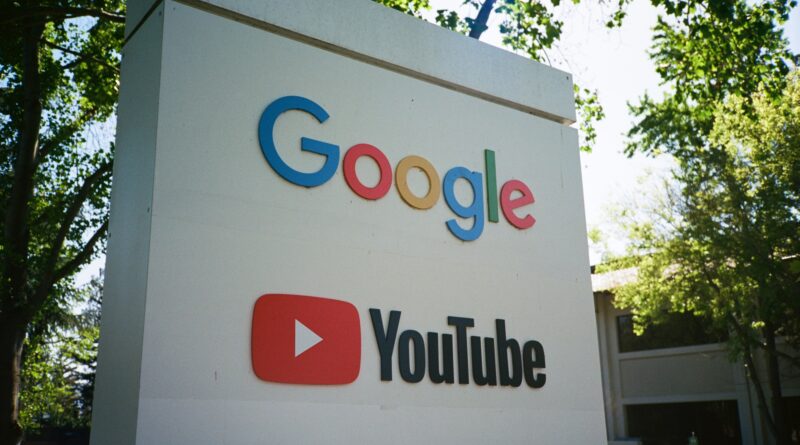 YouTube revoca il divieto di negare le elezioni del 2020, mentre la corsa per il 2024 si fa sempre più serrata
