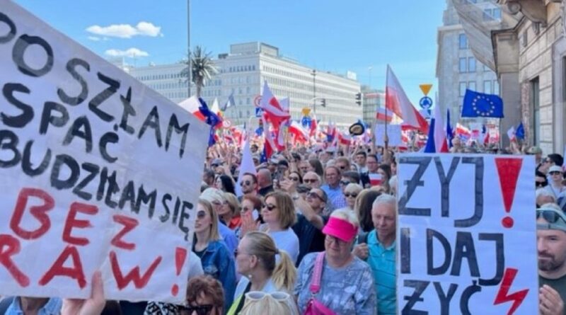Polonia, mezzo milione in piazza contro “le menzogne del governo corrotto”: è il numero più alto dalla fine del comunismo