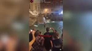 Fa il bagno nella Fontana di Trevi poi prende a pugni un vigile e fa una vigilessa con un calcio