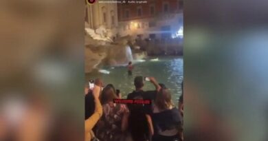 Fa il bagno nella Fontana di Trevi poi prende a pugni un vigile e fa una vigilessa con un calcio