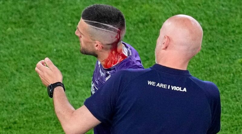 Conference League, il capitano della Fiorentina Biraghi colpito in testa dai tifosi del West Ham