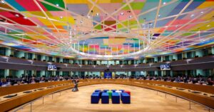 Accordo in extremis sui migranti in Consiglio Ue. Piantedosi: “Responsabilità da parte nostra, è un inizio e non un arrivo”