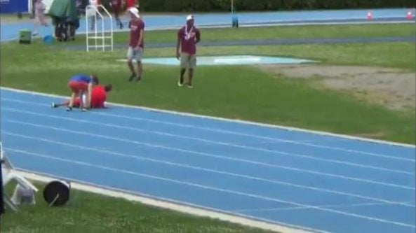 Ai campionati atleta di 11 anni rinuncia alla vittoria per soccorrere il rivale caduto