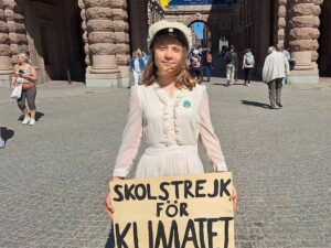 Greta Thunberg si diploma: per lei l’ultimo sciopero scolastico, ma la protesta continua