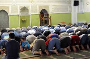 Islam, proposta di legge di Fdi per vietare moschee in capannoni e garage
